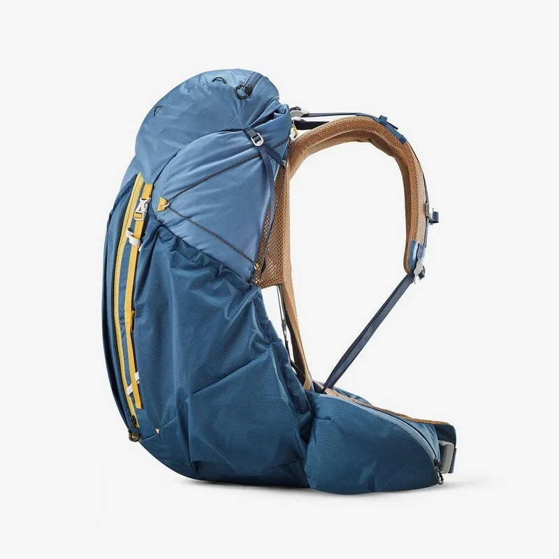Mochila trekking y montaña 50+10L ultraligera FORCLAZ MT90055