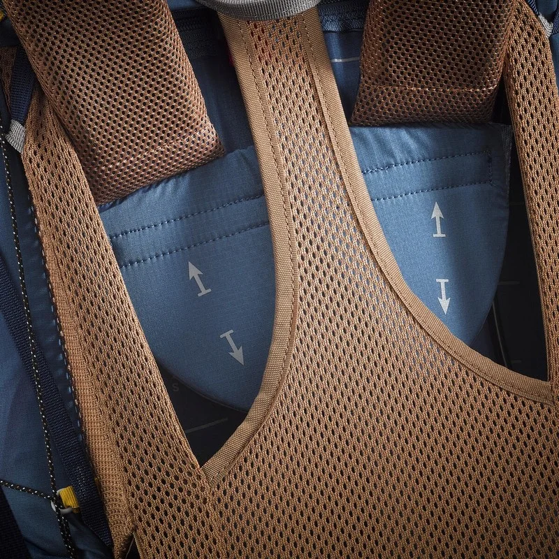 Mochila trekking y montaña 50+10L ultraligera FORCLAZ MT90078